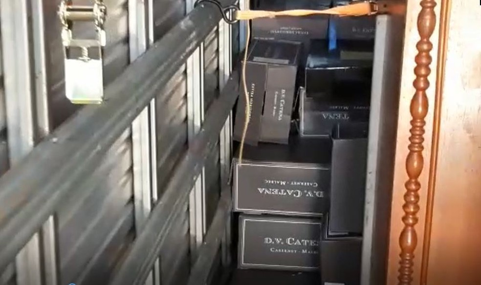 Polícia encontrou a carta de vinhos atrás de móveis como armários e sofás — Foto: Polícia Rodoviária Federal/Divulgação