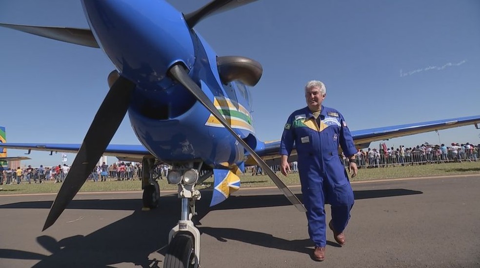 Marcos Pontes explica que evento também serve para inspirar crianças e jovens a seguir carreira na Aviação (Foto: Reprodução/TV TEM)