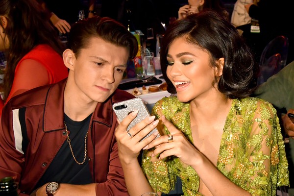 LOS ANGELES, CA - MAY 07:  Actors Tom Holland (L) and Zendaya attend the 2017 MTV Movie And TV Awards at The Shrine Auditorium on May 7, 2017 in Los Angeles, California.  (Photo by Jeff Kravitz/FilmMagic) (Foto: FilmMagic)