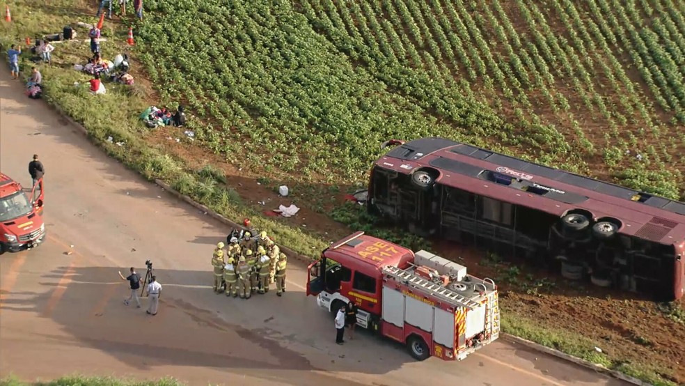 Ônibus tomba e deixa 25 pessoas feridas na divisa entre DF e Goiás — Foto: TV Globo/Reprodução