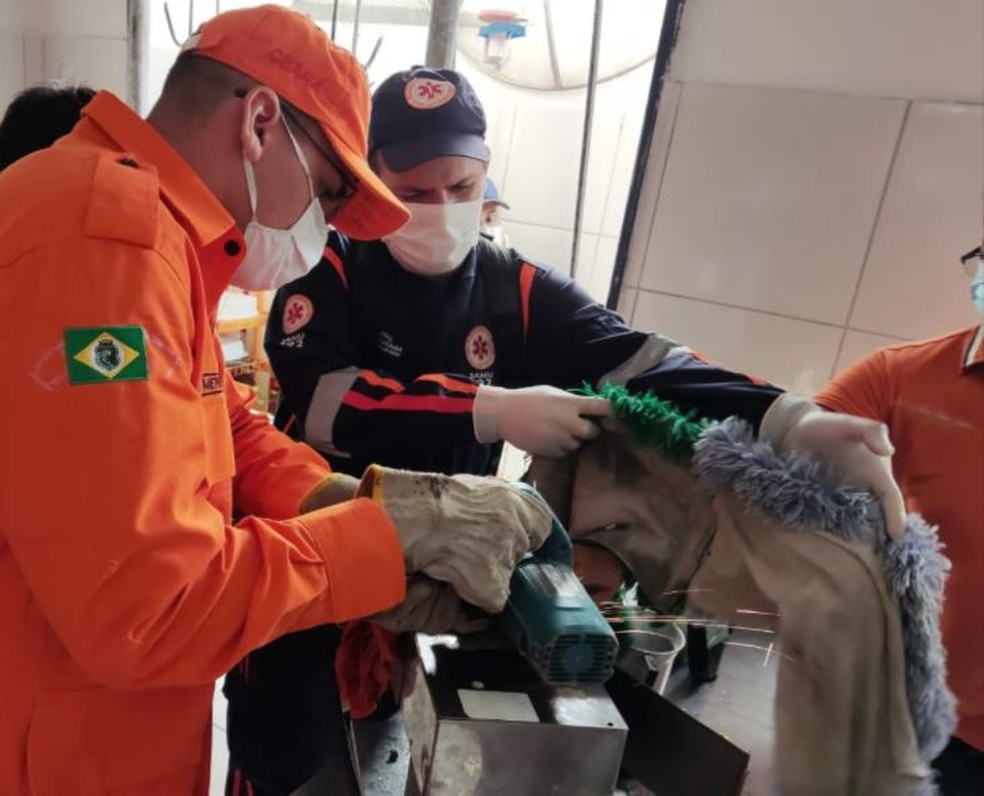 Funcionário foi regatado pelos bombeiros e o Samu após ficar com os dedos presos em engrenagem de máquina de amaciar carne em frigorífico de Quixeramobim. — Foto: Corpo de Bombeiros/ Divulgação