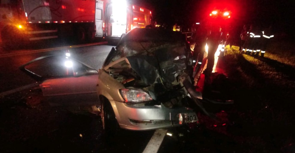 Frente do carro ficou destruído após acidente em Echaporã — Foto: The Brothers/Divulgação