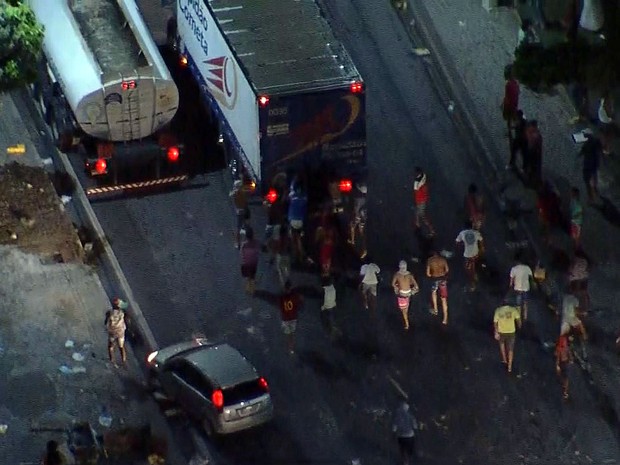 Vândalos saqueiam lojas e caminhões e depredam ônibus em Abreu e Lima, PE (Foto: Reprodução / TV Globo)