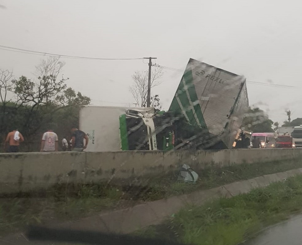 Acidente entre dois caminhões na BR-101, na Grande Natal — Foto: Redes sociais