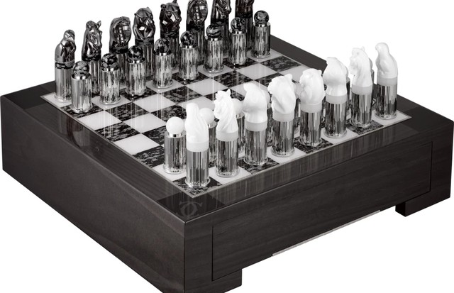 Tabuleiro de xadrez Cartier com caixa em madeira e 32 peças em prata de lei 925  (Foto: Reprodução)