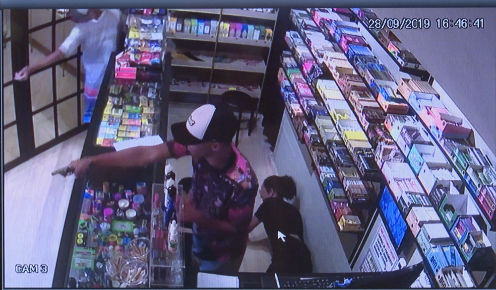 Assalto a tabacaria na quadra 310 Norte, em Brasília — Foto: Reprodução/TV Globo