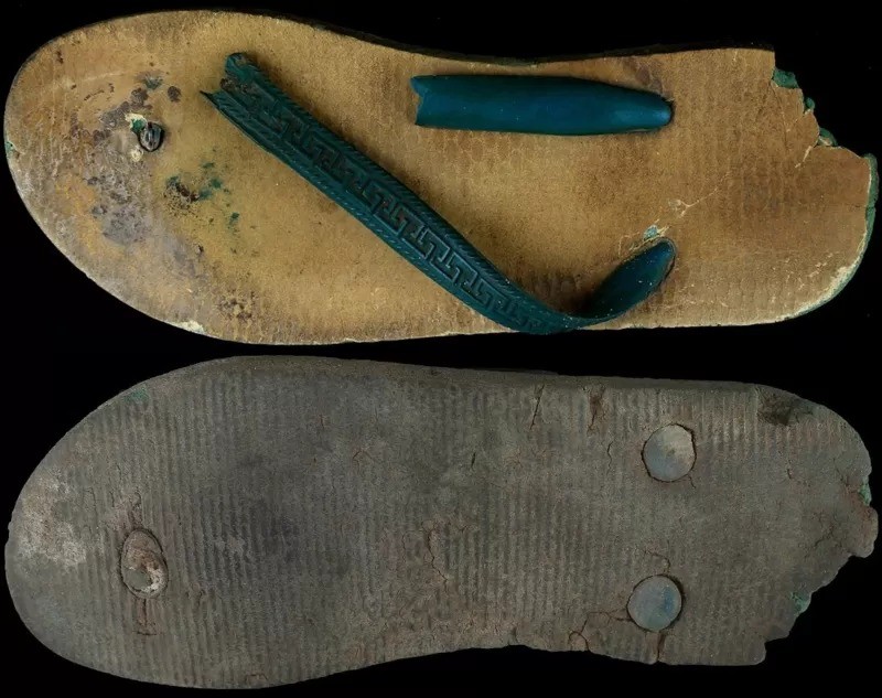Chinelo encontrado durante a reforma do Museu Paulista. Cerca de 1.250 artefatos apareceram durante as obras (Foto: CRISTIAN ACUÑA via BBC News Brasil)