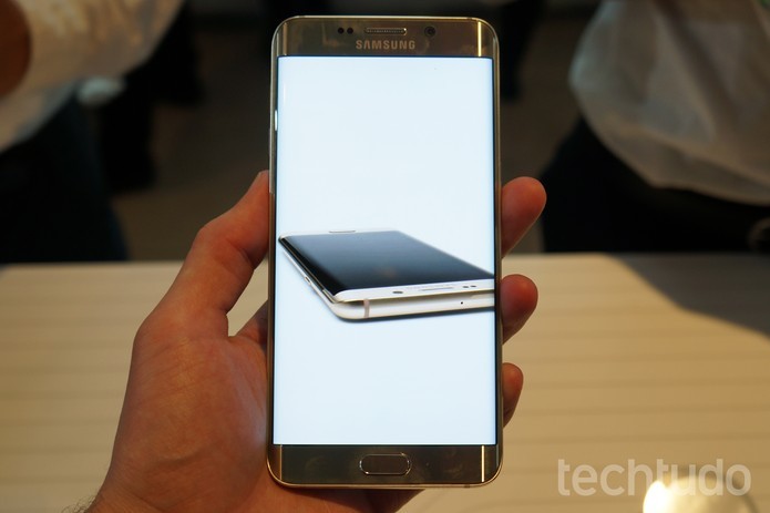 A tela curvada do Galaxy S6 Edge Plus possui especificações melhores (Foto: Thássius Veloso/TechTudo)