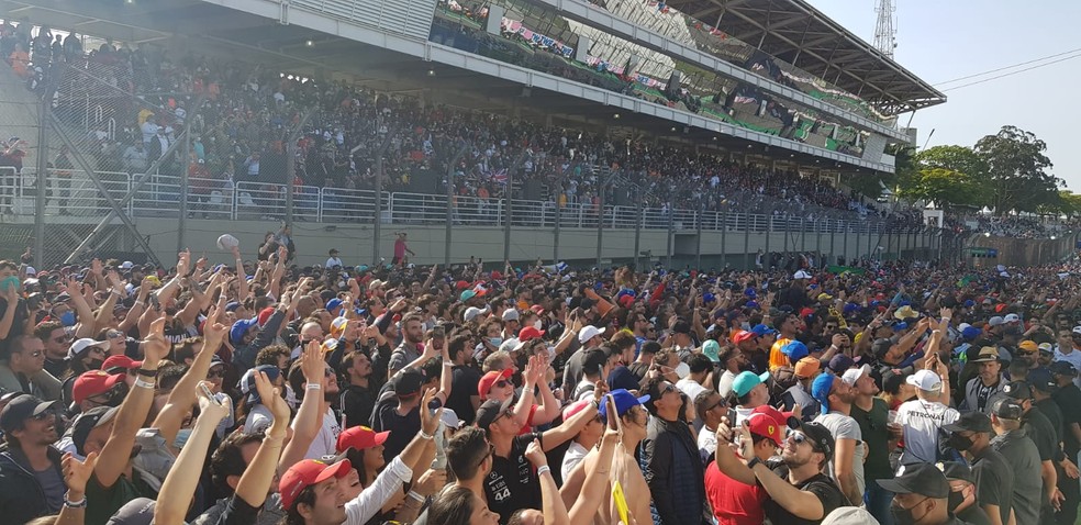 Torcida invade pista no Autódromo de Interlagos para acompanhar pódio do GP de São Paulo — Foto: Marcel Merguizo