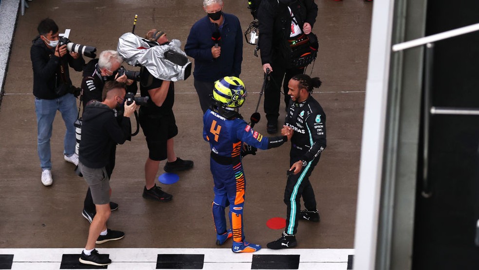 Lewis Hamilton cumprimenta Lando Norris após o GP da Rússia — Foto:  Lars Baron - Formula 1/Formula 1 via Getty Images