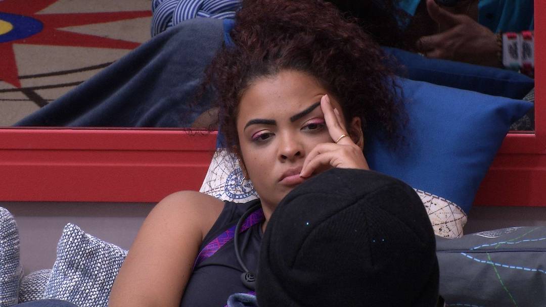 Ricardo reclama de Larissa para Paula