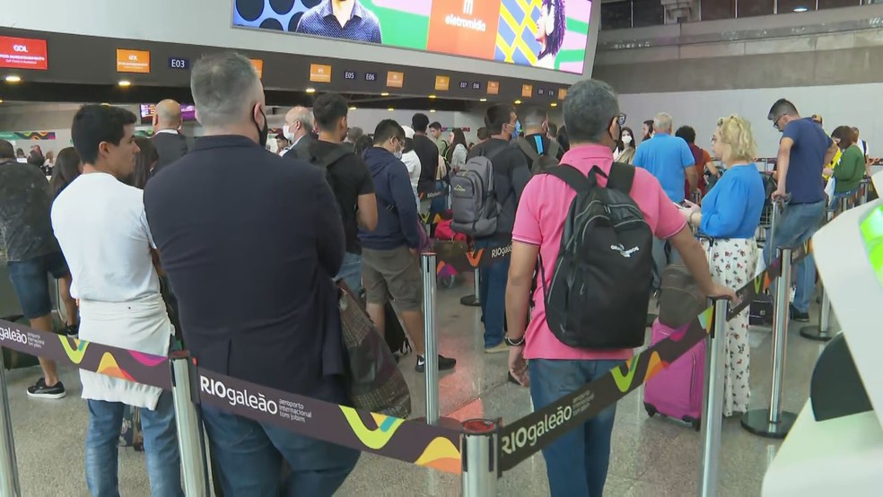 Aeroporto do Galeão tem filas nesta segunda-feira (19). Pilotos e comissários fazem paralisação nacional — Foto: Reprodução/ TV Globo