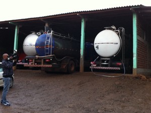 Caminhão com leite, operação Leite Compensado, nesta quarta-feira (22) (Foto: Felipe Truda/G1)