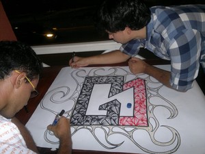 Jovens fazem uma ilustração em homenagem ao Portal G1 (Foto: Carolina Sanches/ G1)