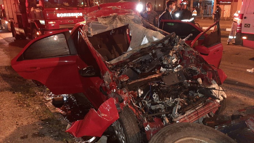 Ve&iacute;culo foi totalmente destru&iacute;do ap&oacute;s atingir traseira de caminh&atilde;o estacionado em Santos. &mdash; Foto: Divulga&ccedil;&atilde;o/Corpo de Bombeiros