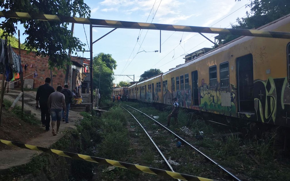 Área da linha de trem onde ocorreu a batida na tarde desta sexta-feira (1º), em Salvador — Foto: João Souza/G1BA