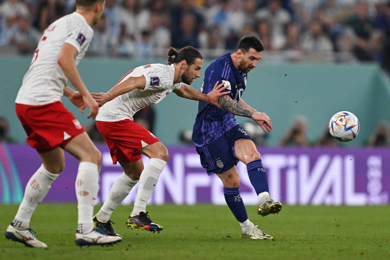 Messi chuta a bola diante do meio-campista polonês Grzegorz Krychowiak — Foto: ANDREJ ISAKOVIC / AFP