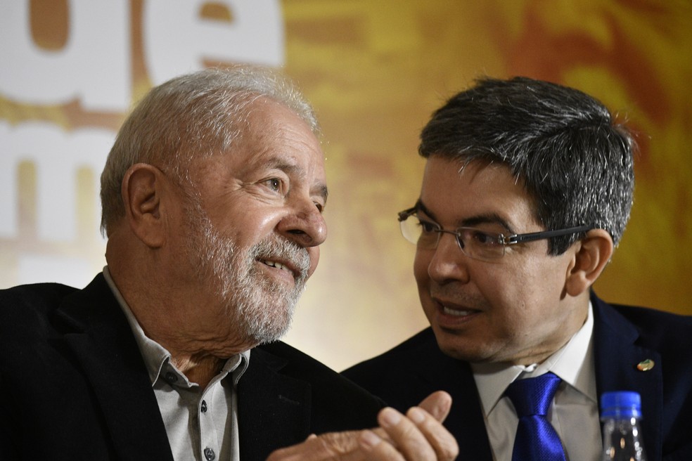 O presidente Lula e o senador Randolfe Rodrigues, líder do governo no Congresso — Foto: Mateus Bonomi/Agif/Estadão Conteúdo