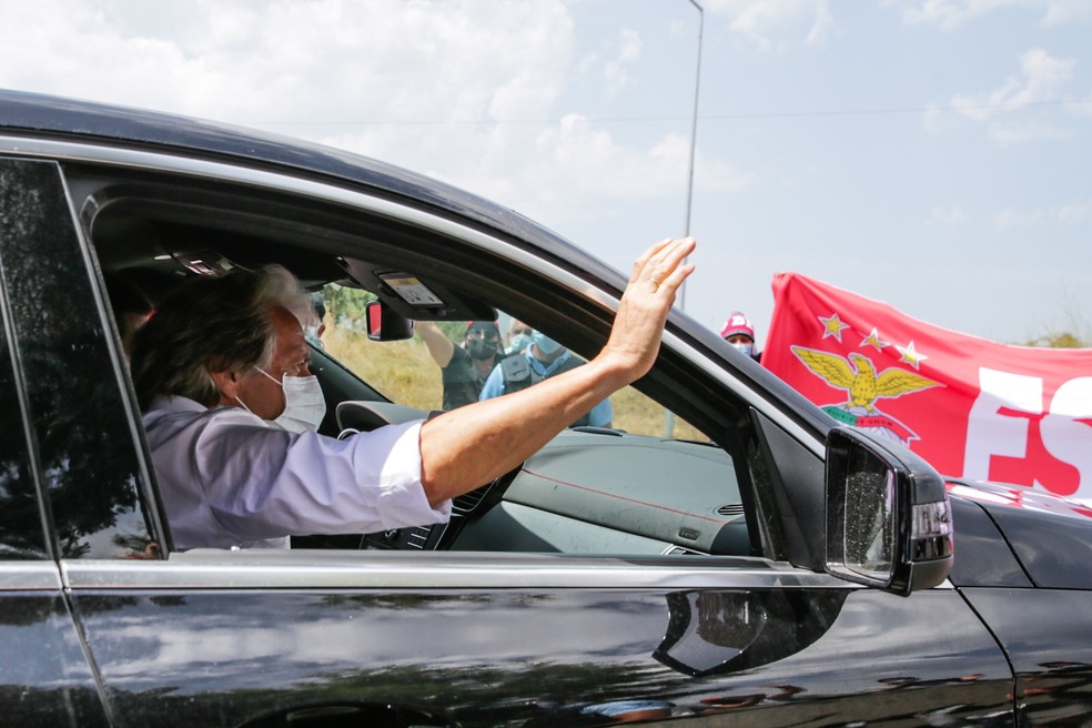 Jorge Jesus acena de dentro do carro diante de faixa de fãs do Benfica — Foto:  EFE/EPA/TIAGO PETINGA
