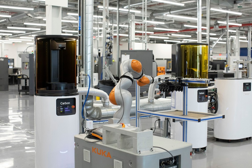 Robô opera a impressora sozinho — Foto: Divulgação/Ford