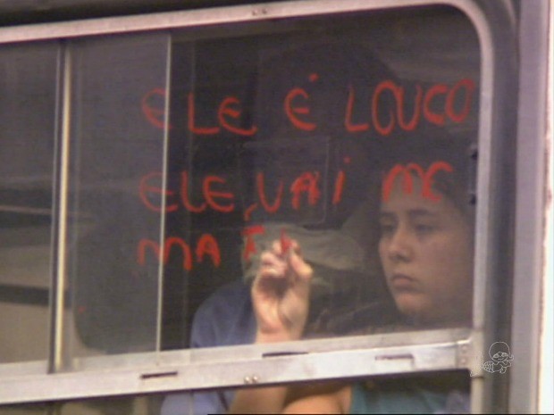 Sandro obrigou reféns a escrever mensagens na janela do ônibus (Foto: Rede Globo/Reprodução)