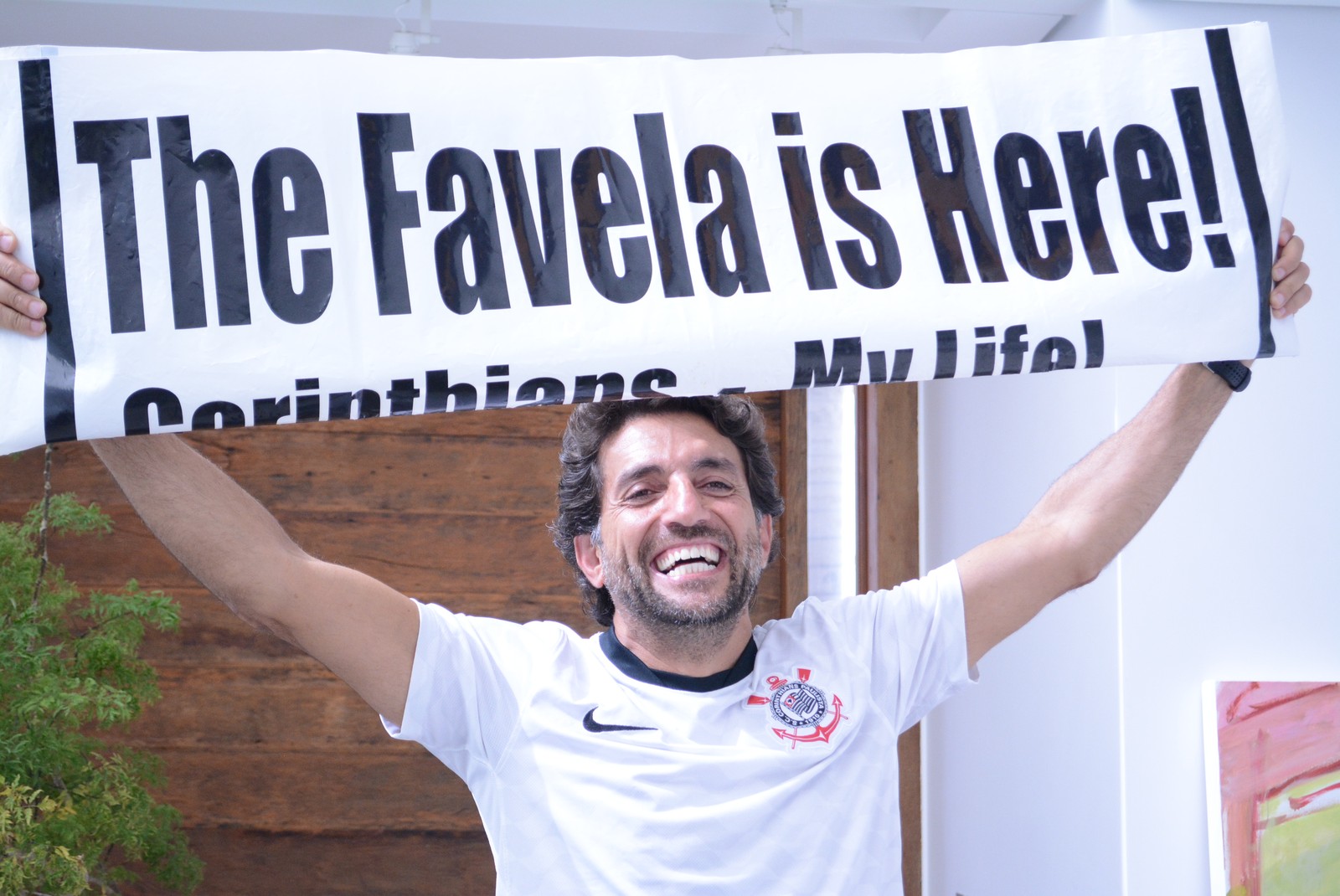 The favela is here: faixa do Mundial é símbolo da cidade mais corintiana do país