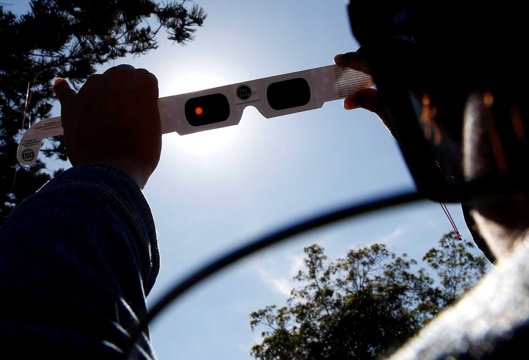 Olhar o eclipse solar sem proteção pode causar cegueira, mas há alternativas seguras; Veja dicas