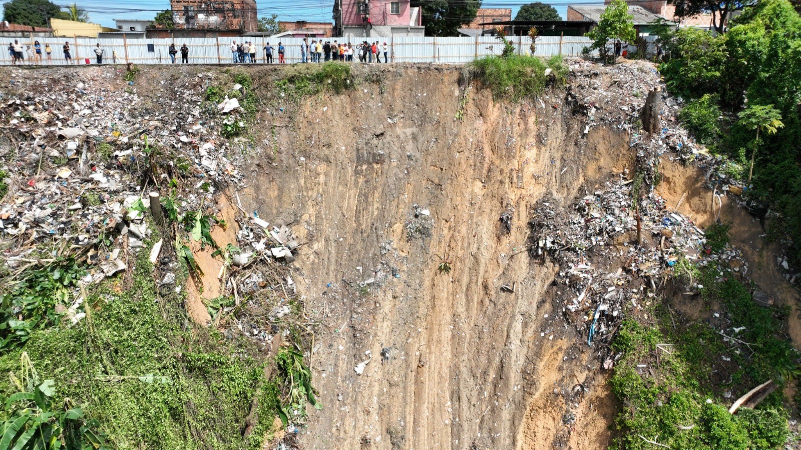 Manaus emite alerta para possibilidade de deslizamento em áreas de risco