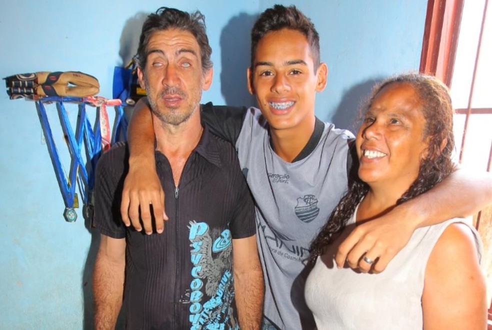 Wesley Richard com os pais (Foto: (Foto: Arquivo pessoal))