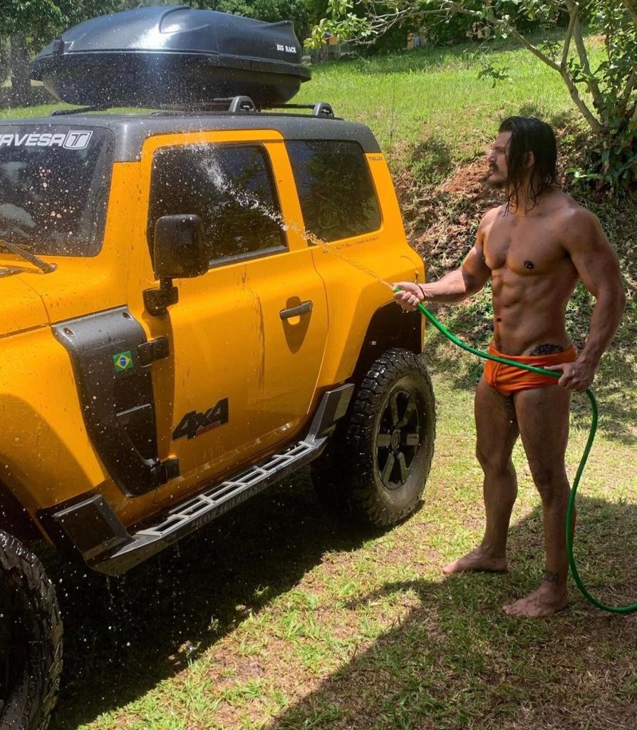 Bruno Lopes lava carro com sunquíni de Priscila Fantin (Foto: Reprodução/Instagram)