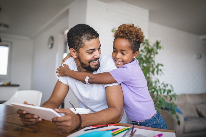 Ao abrir uma conta gratuita na Órama, você recebe dois meses de assinatura digital da Crescer e tem acesso a conteúdos relevantes para a família (Foto: Getty Images)