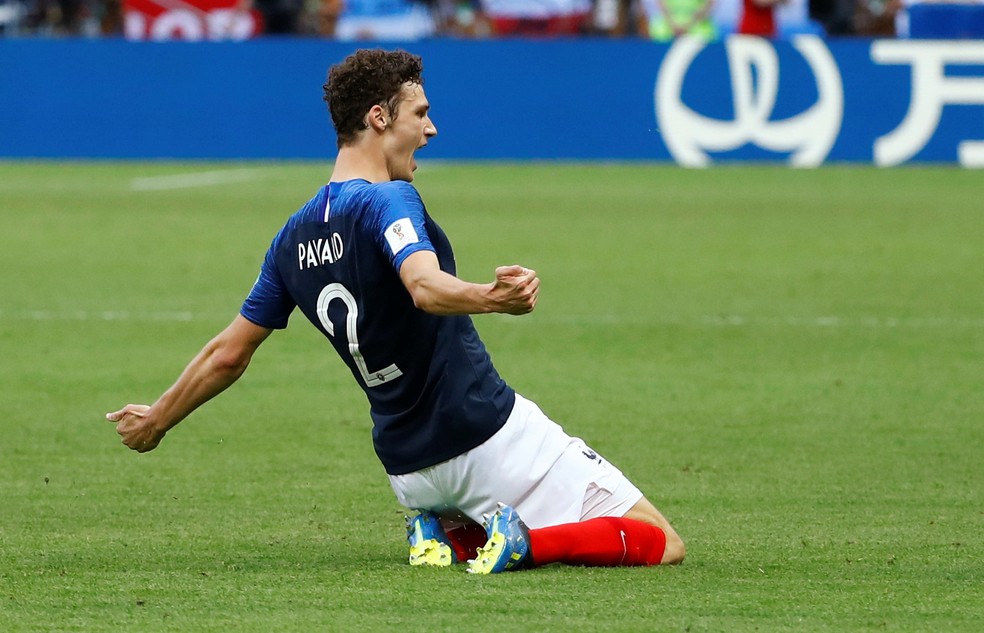 Pavard celebra gol pela França (Foto: REUTERS/Michael Dalder)