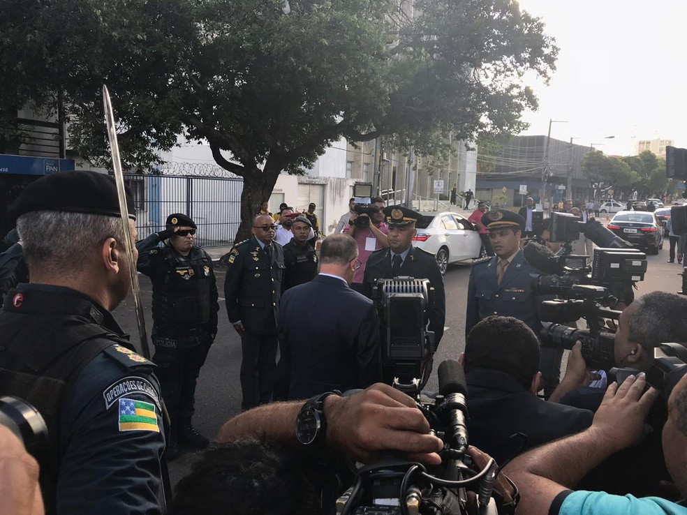 O governador faz a revista da tropa da Polícia Militar na Praça Fausto Cardoso, em frente a Alese — Foto: Gustavo Rodrigues/G1 SE