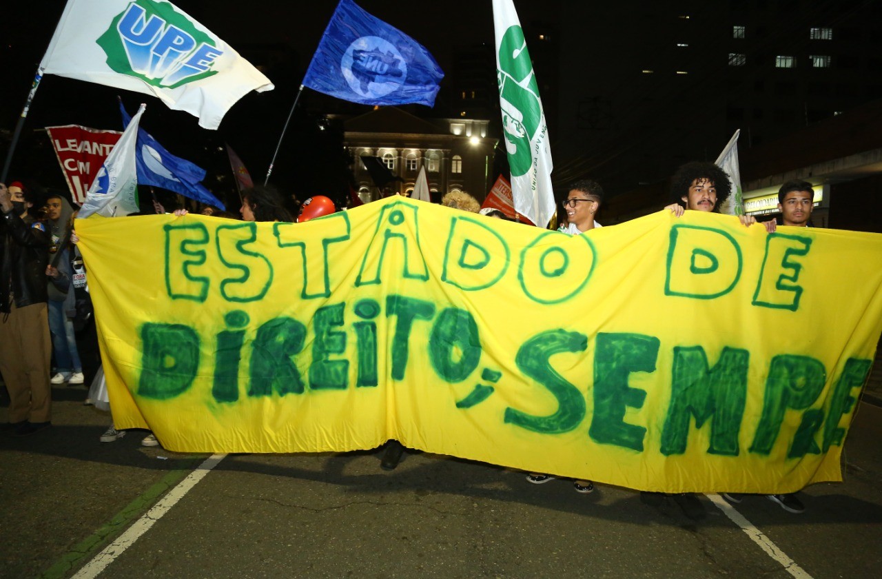 Manifestantes fazem ato em defesa da democracia em Curitiba; VEJA FOTOS
