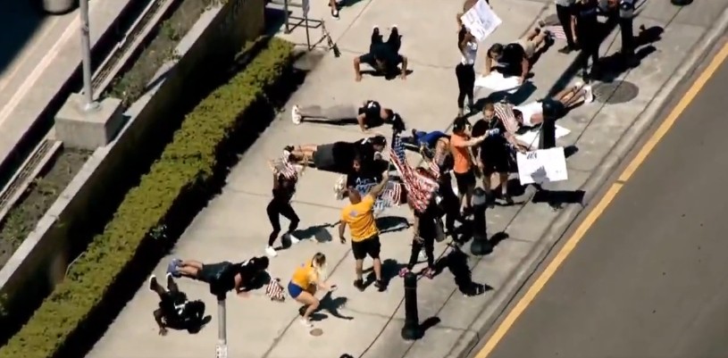 Com flexões e agachamentos, manifestantes protestam para reabertura de academia na Flórida (Foto: Reprodução-WFLA-TV)