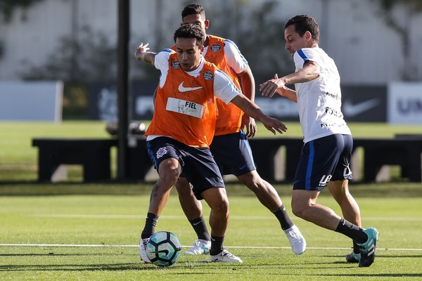 Ausência de volante e auxiliar na zaga: veja como foi o treino do Corinthians