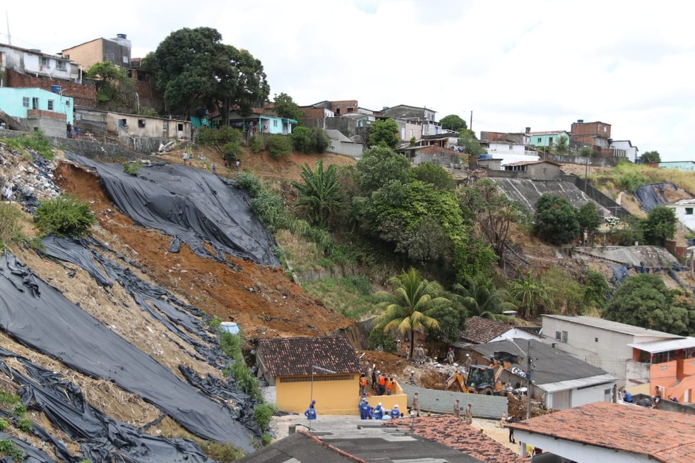 Deslizamento de barreira ocorreu no bairro de Dois Unidos, na Zona Norte do Recife — Foto: Marlon Costa/Pernambuco Press