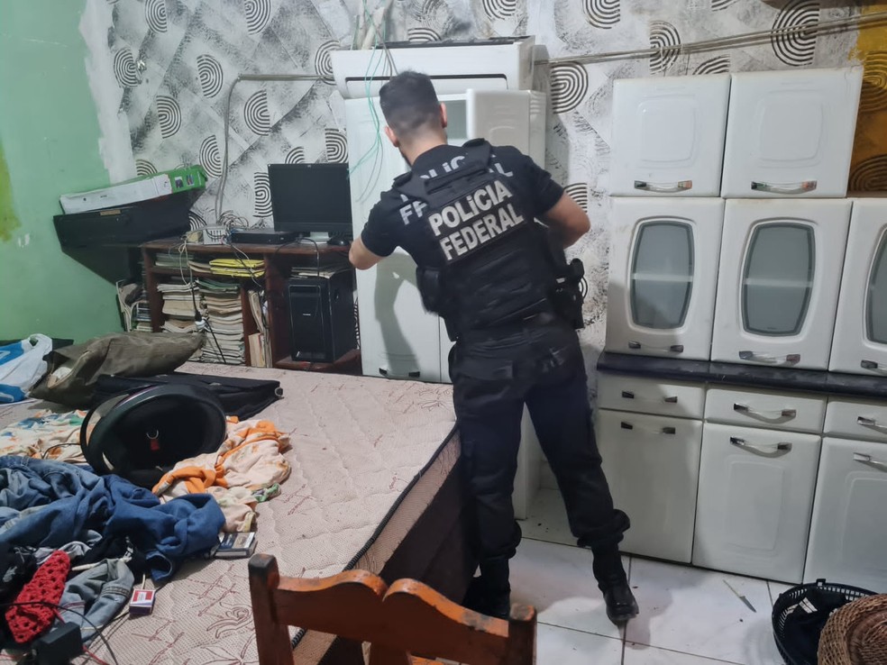 Policial fazendo busca em endereço de alvos na operação Conúbio — Foto: PF/Reprodução