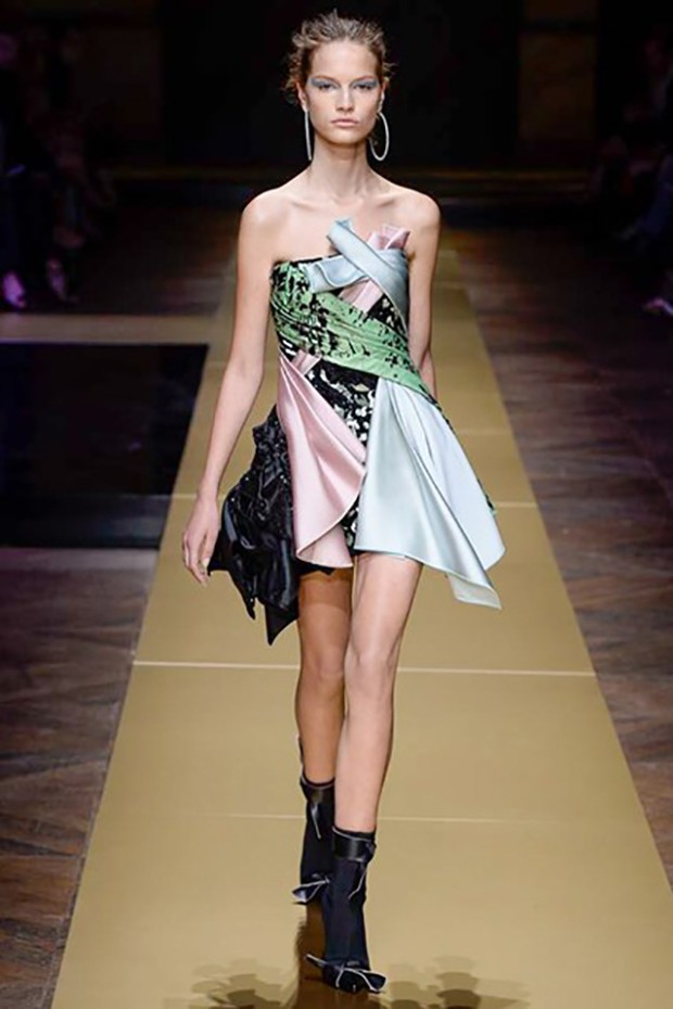 The look was all about 'seductive women on the move' (Foto: Atelier Versace)