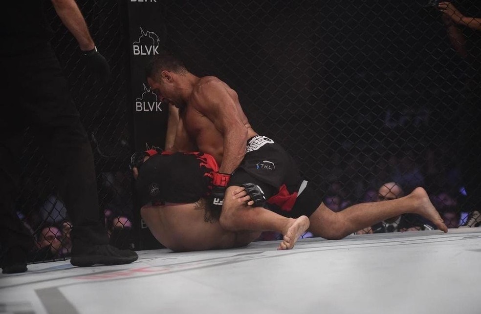 Leo Leite leva Patrick Quadros para o chão e vence em despedida no LFA — Foto: Ilan Pellemberg