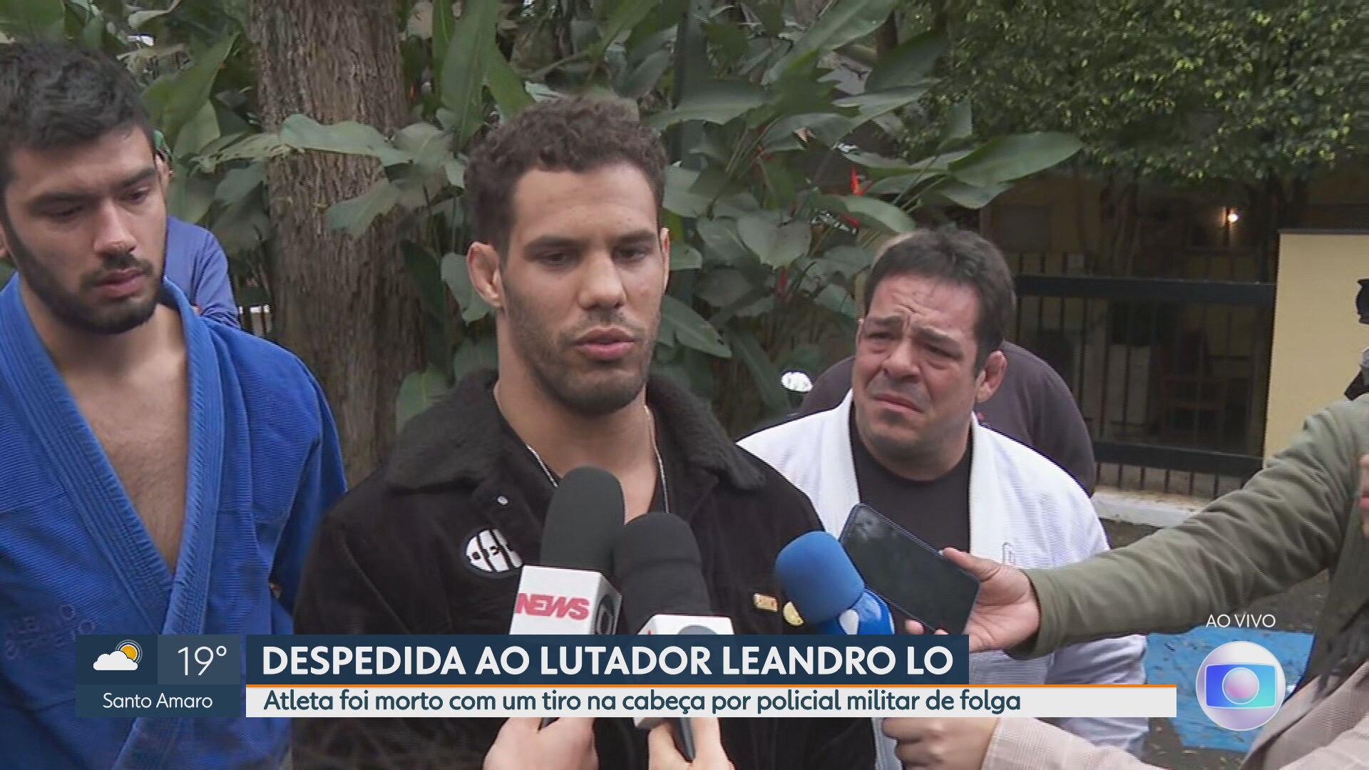 Amigos de Leandro Lo usam quimono para homenagear lutador durante velório em SP