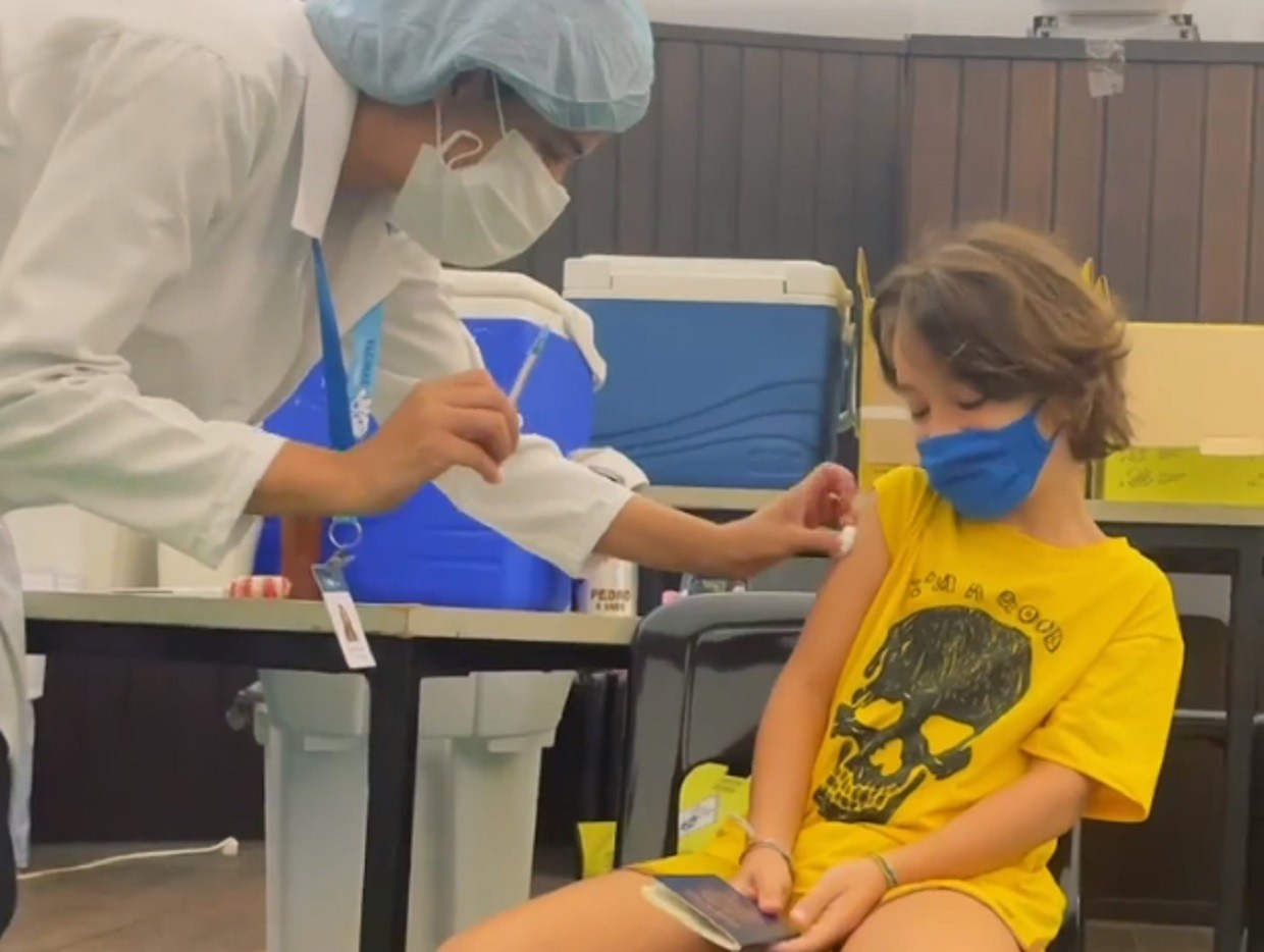 Pedro, filho de Alinne Moraes, é vacinado contra Covid-19 (Foto: Reprodução/Instagram)