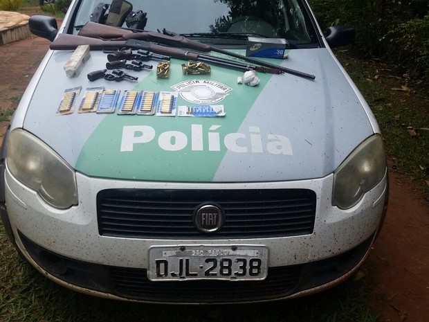 Armas e munições foram apreendidas (Foto: Polícia Militar Ambiental/Divulgação)