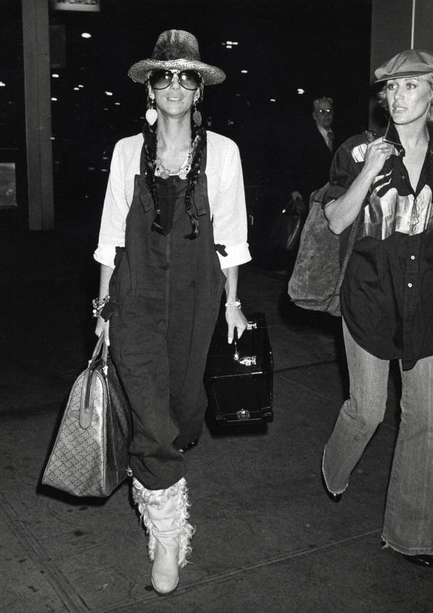 Cher during Cher and Gregg Allman Sighting at JFK Airport - November 5, 1977 at JFK Airport in New York City, New York, United States. (Photo by Ron Galella/Ron Galella Collection via Getty Images) (Foto: Ron Galella Collection via Getty)