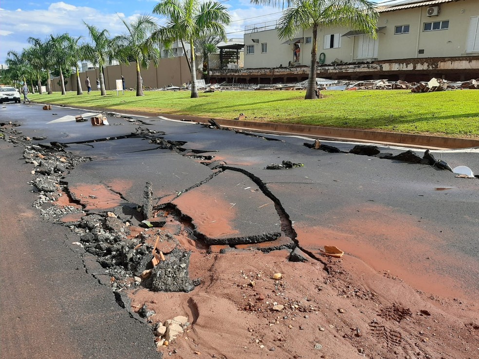 Asfalto foi danificado por chuva em Araraquara. Muro de condomínio na mesma rua caiu. — Foto: A cidadeon/Araraquara