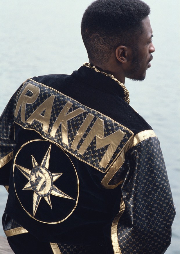 O rapper Rakim wearing usando uma jaqueta criada por Dapper Dan, 1988 (Foto: Drew Carolan)