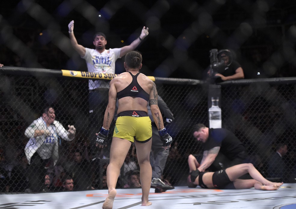 Jessica Bate-Estaca comemora após nocautear Rose Namajunas e conquistar o cinturão no UFC 237 — Foto: André Durão