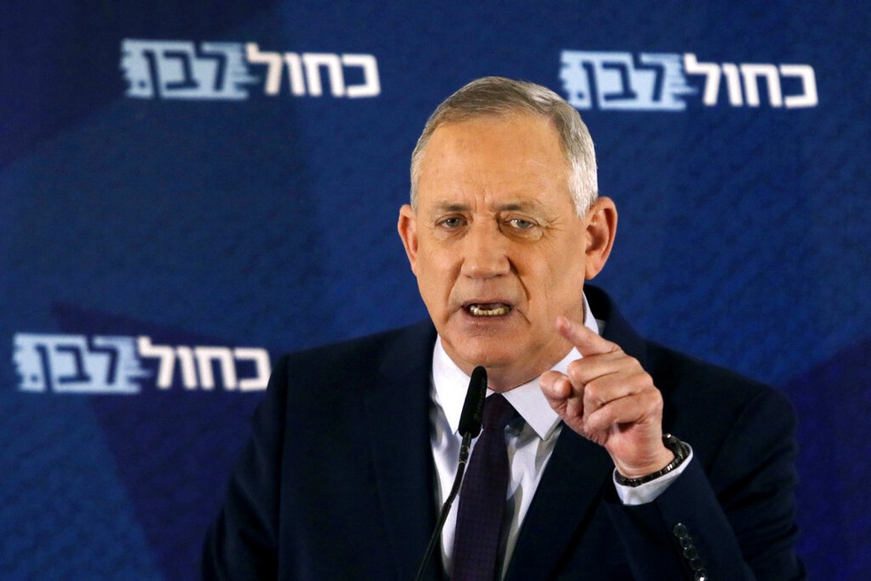 O líder do Partido Azul e Branco, Benny Gantz, em discurso na cidade de Tel Aviv, Israel em 7 de março de 2020 — Foto: Sebastian Scheiner/AP/Arquivo