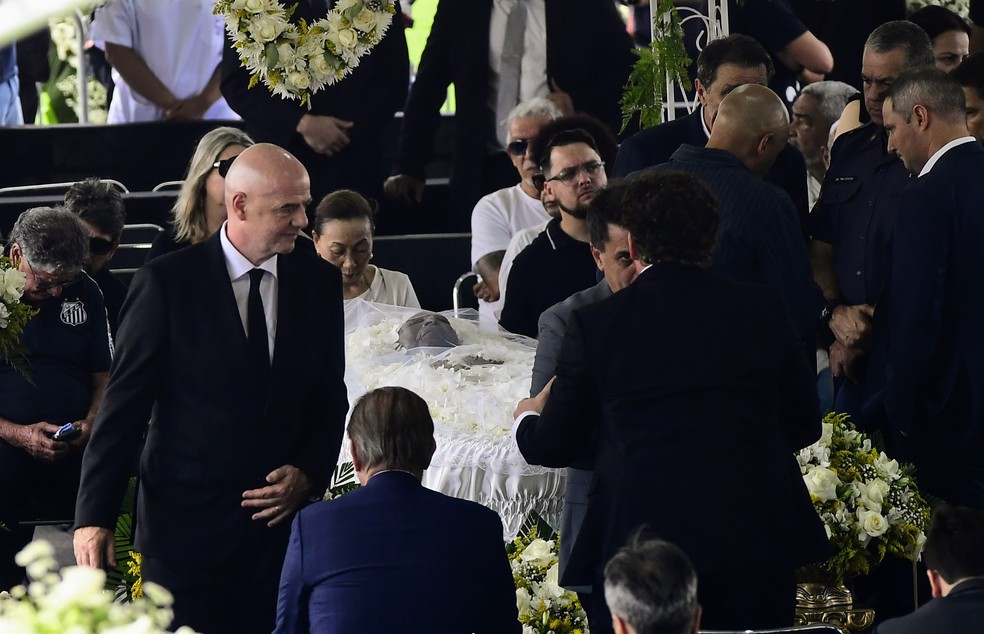 Lula manda coroa de flores para velório de Pelé e programa ida ao funeral para terça-feira | pelé | ge