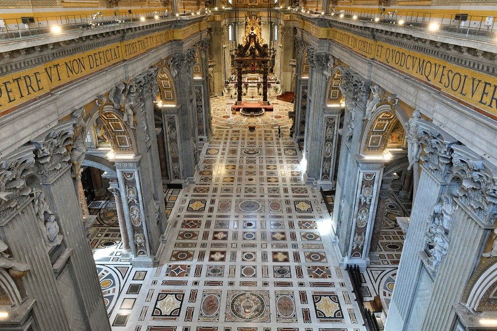 Basílica de São Pedro, no Vaticano, sem fiéis durante Missa de Domingo de Ramos — Foto: Vatican Media via REUTERS 